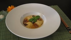 Ravioles de poulet, bouillon et beurre de basilic