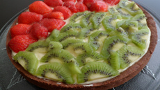 Tarte à la crème légère, fraises et kiwis