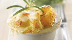 Clafoutis au comté AOP, abricot et romarin