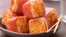 Brochette de fromage de Pur Brebis Pyrénées et jambon de Bayonne au piment d'Espelette