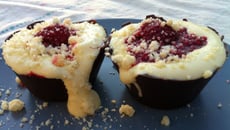 Tiramisu framboise dans sa petite corbeille en chocolat