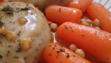 Flan de quenelles de volailles, carottes et noisettes craquantes