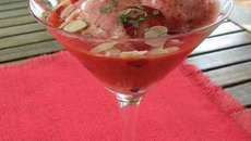 Sorbet fraises et son coulis pêche-fraise parfumé à la menthe et à la verveine