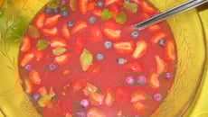 Sangria rose légère aux fraises et aux myrtilles