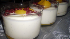 Verrines de panna cotta-vanille aux pêches.