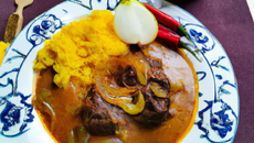 Bœuf aux oignons caramelisés, gimgembre, piment, au lait de coco et curcuma