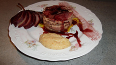 Carpaccio de canard et foie gras, poire au floc de gascogne & anjou rouge et sa purée d'ail au piment d'espelette