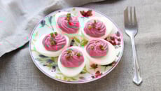 Œufs mimosa à la betterave