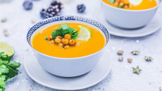 Velouté de patate douce, pois chiche et coriandre