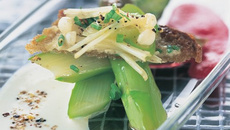 Crostinis d'asperges, condiments de Chèvre frais et de betterave