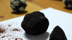 Truffes au chocolat noir, amarena et fève tonka