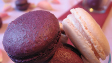 Macarons violette / cassis et macarons à la rose