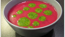 Soupe à la betterave et au raifort, pesto de persil