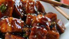 Poulet frit accompagné d'une sauce soya et un peu de ketchup