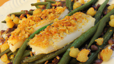 Crumble de dos de cabillaud aux noix de cajou et fagots de haricots verts