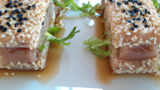 Millefeuilles de thon cru au sésame