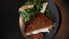 Croque messieurs du soir et sa salade de roquette, copeaux de parmesans par Morgan