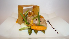 Croustillant de ris de veau et petits légumes glacés, jus réduit aux brisures de truffes