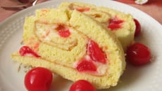 Biscuit roulé à la crème et cerises au sirop