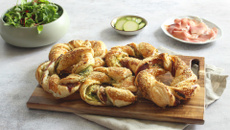 Couronnes de courgettes gratinées, jambon, ricotta et pesto