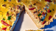 Quiche au thon, à la féta et aux poivrons verts