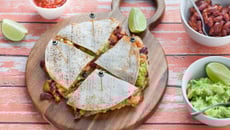 Fajitas façon quesadillas aux avocats, cheddar et haricots rouges