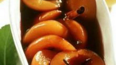Compotée d'abricots au vin rouge et à la cannelle
