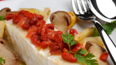 Dos de cabillaud sauvage d'Alaska, vierge de Goji  au pomelo garni d'une poêlée de reinette, céleri et cèpes