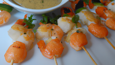 Brochettes de crevettes et saumon marinés sauce asiatique