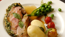 Épaule d'agneau en croûte d'herbes aux légumes bretons