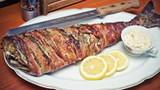 Bar dans son habit de lard grillé