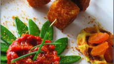 Brochettes de lieu jaune et gaufre de pomme de terre