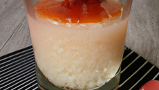 Petit verre de crémeux au riz parfumé à la cannelle et compotée de rhubarbe