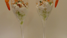 Verrines pommes-crevettes acidulées et chèvre frais