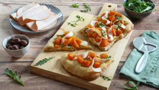 Focaccia garnie aux tranches de blanc de poulet, butternut rôti et roquette