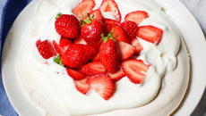 La pavlova : meringue, crème fouettée et fraises