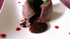 Coulant, fondant au chocolat et son coulis de framboise Chic et choc
