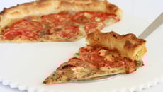 Tarte fine au brie, tomates & huile de noix Vierge