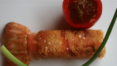 Langoustines aux cheuveux d'ange, sauce thaï à la pulpe de poivron rouge.