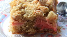 Gâteau à la rhubarbe façon crumble
