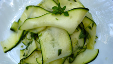 Courgettes marinées au basilic