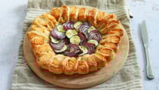 Tarte fleur au saumon, courgettes et oignon rouge