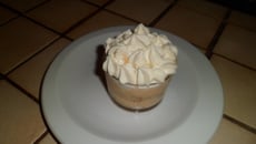 Verrine mousse kaki persimon, ananas, galet breton, chantilly