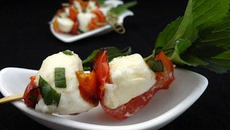 Brochettes tomates - mozzarella aux herbes