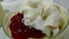 Mousse d'avocat et sa gelée de cerises