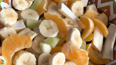 Salade de fruits bananes, pommes, clémentines