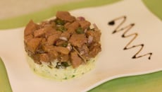 Tartare de veau et compressé de pommes au saint marcellin