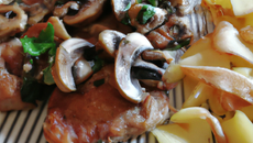 Porc frit aux champignons, poireau et fromage