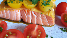 Pavé de saumon au curcuma et tomates provençales
