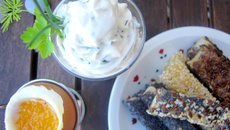 Œuf à la coque, ses fingers de pain de mie Harrys aux graines et sa crème de St Môret® à la ciboulette